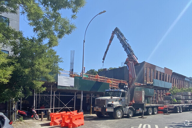 Building Photo - 15 Somers St