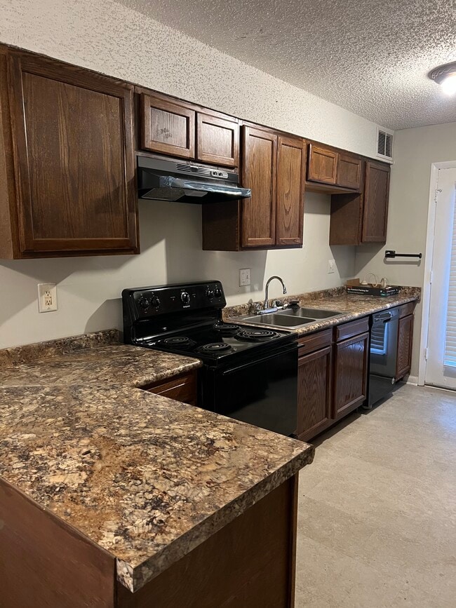 Kitchen - 537 Hickory Hill Dr