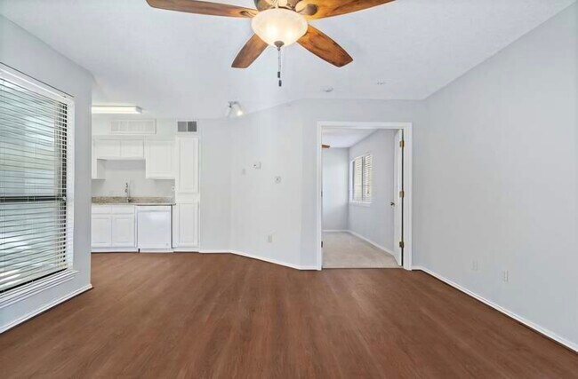 Building Photo - 2311 Balsam Dr