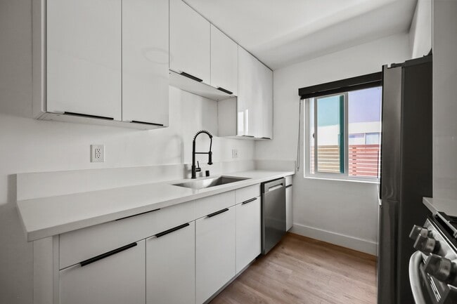 Building Photo - 2034 S Garth Ave