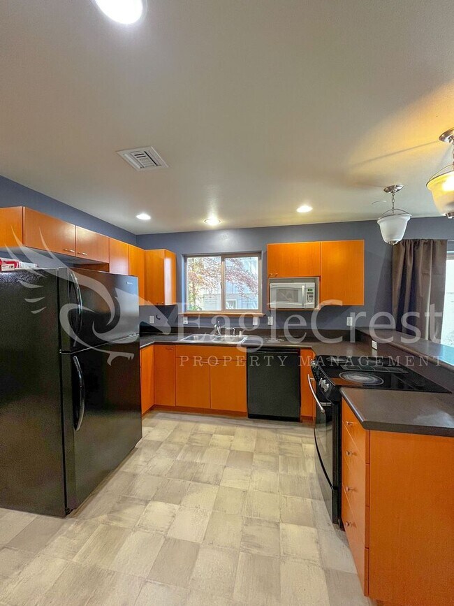 Foto del edificio - Large 6-Bedroom Whitman Neighborhood House...