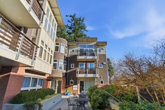 Building Photo - 400 Winslow Way E