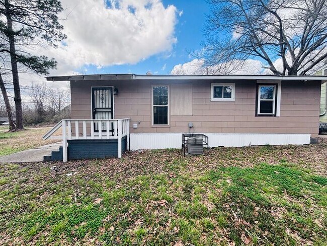 Building Photo - Charming 3-Bedroom Home in a Convenient Lo...