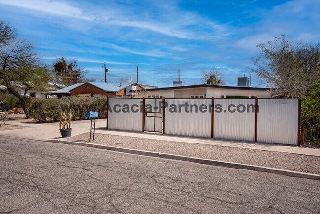 Foto del edificio - Two Bedroom Home with Guest House