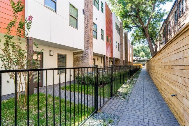 Foto del edificio - 2 Bed Option in East Dallas Townhome off Greenville Lakewood Neighborhood