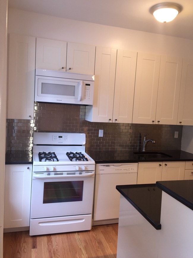 Building Photo - 233 E 2nd St