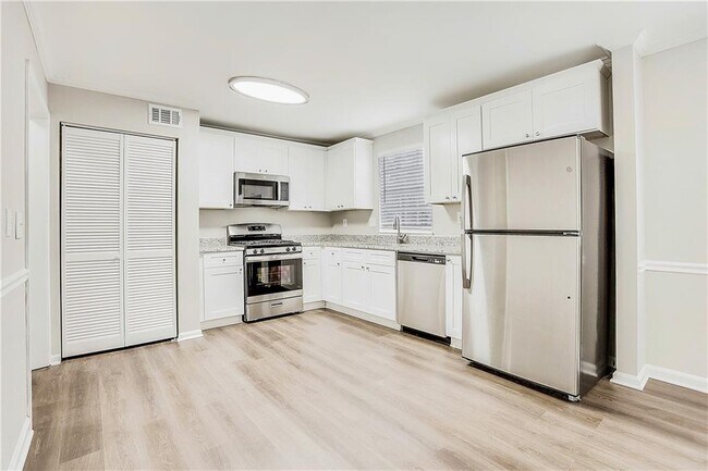 Building Photo - 450 Maid Marion Ln