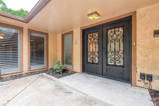 Building Photo - 12425 Pine Oak Dr