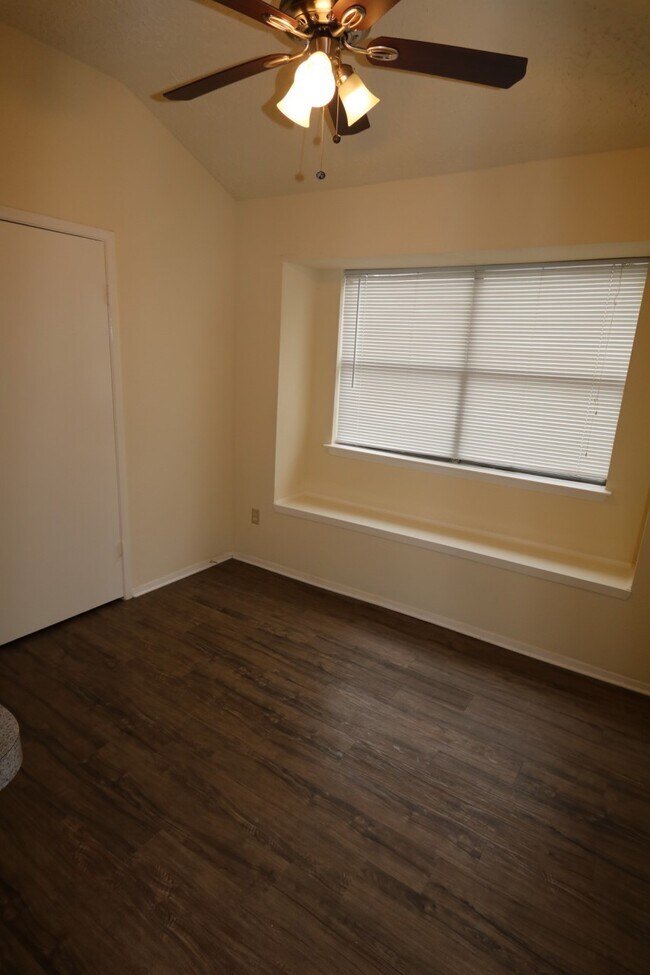 Building Photo - 21134 Park Mt Dr