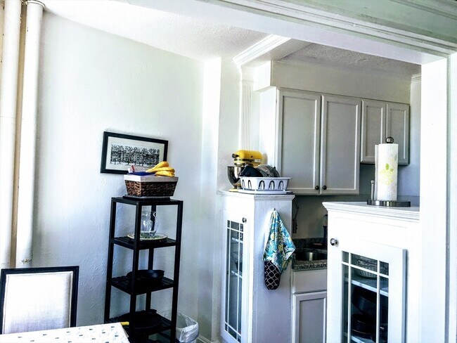 Building Photo - 122 Riverway