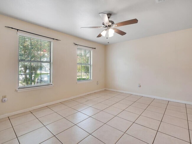 Building Photo - 2221 Timberwood Cir S