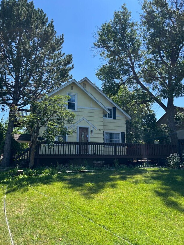 Foto principal - Charming 5 Bed, 2 bath home in the heart o...