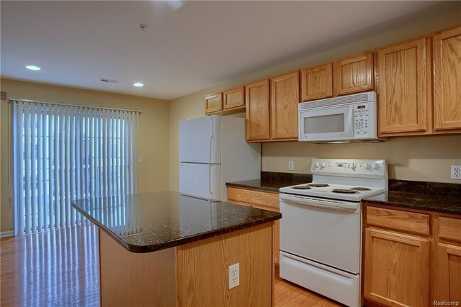 Building Photo - 3031 Camden Dr