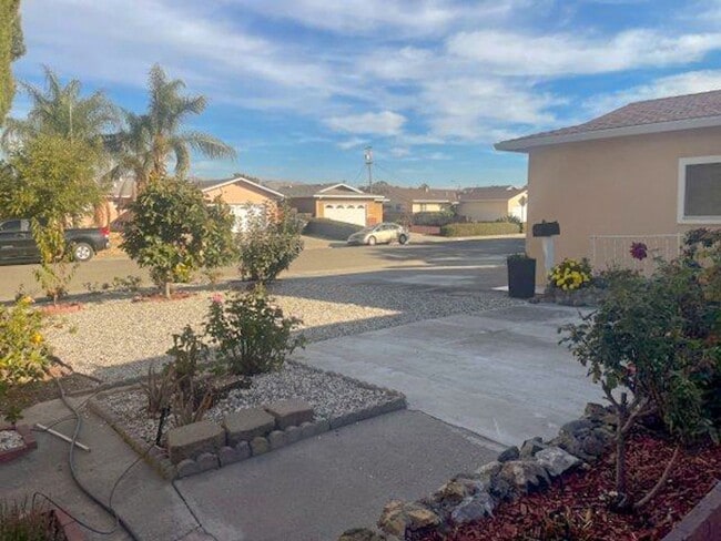 Building Photo - Move-In Special: $600 Off First Month's Re...
