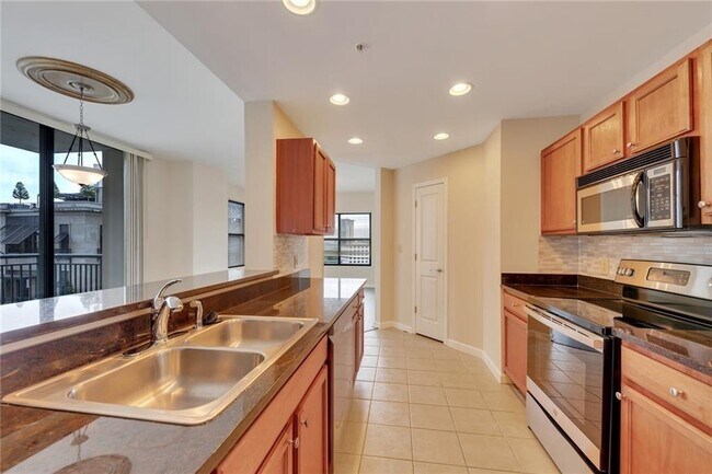 Foto del edificio - 3040 Peachtree Rd NW