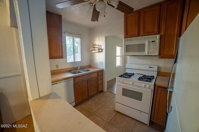 Building Photo - 804 N Perry Ave