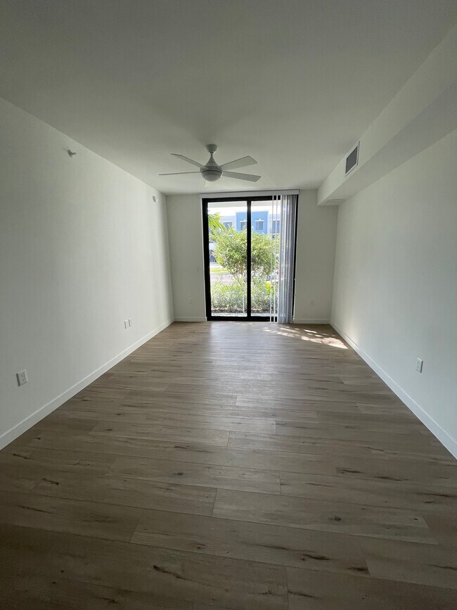 Building Photo - 335 W 68th St