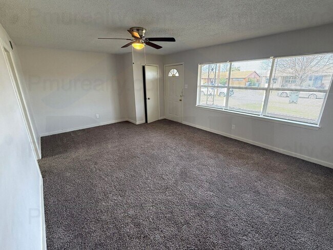 Foto del edificio - AVAILABLE NOW!!! Classic Red-Brick 4-Bed, 1-Bath Home (Near I35!)