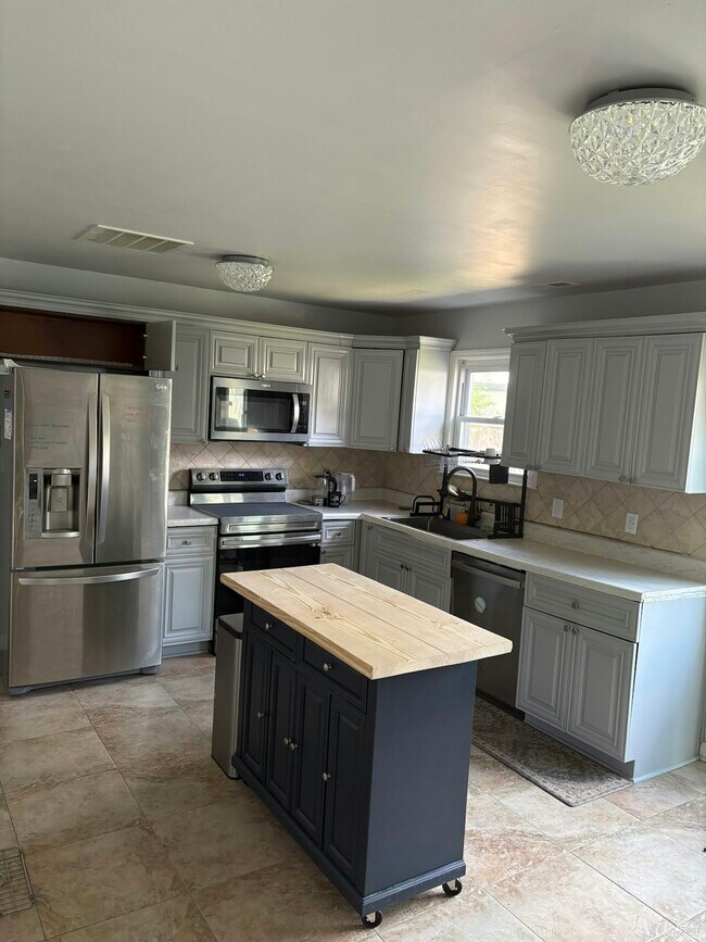 Building Photo - 3385 Woodburne Dr