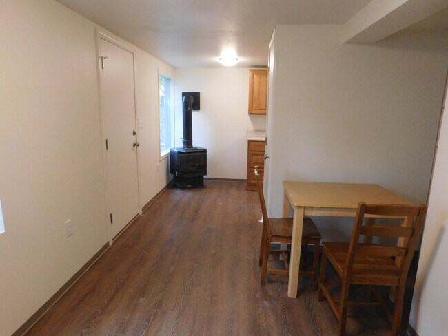 Vista hacia la cocina y el comedor. - 335 NE Kamiaken St