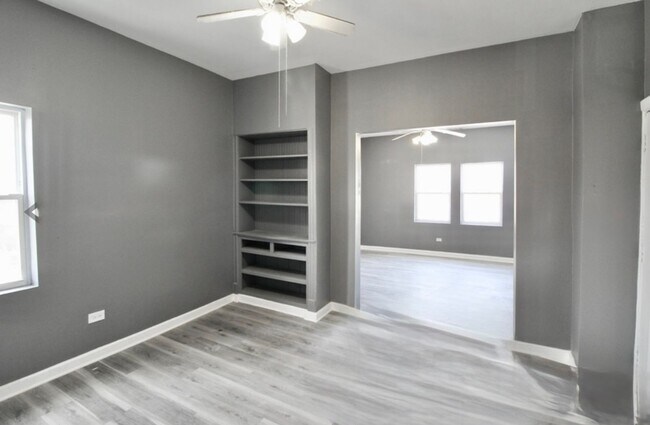 Foto del edificio - 2457 W 47th Pl