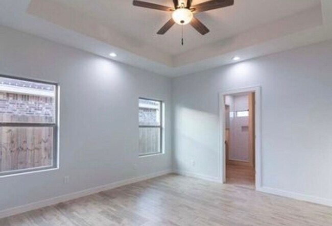 Building Photo - Charming 4B 3B  House in Los Fresnos
