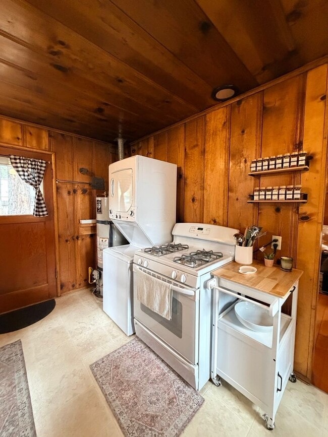 Building Photo - Cozy 2 Bedroom Dog Friendly Cabin with Fully Fenced Yard in South Lake Tahoe