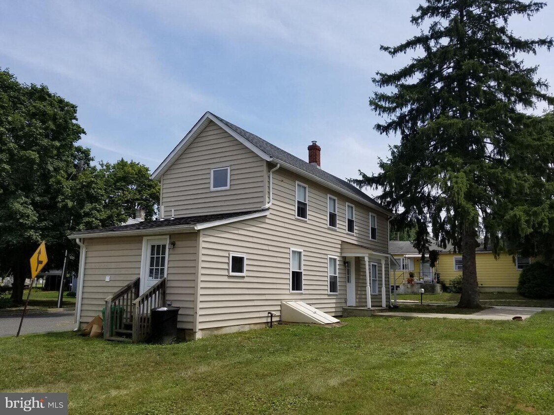 27 Pearl St, Allentown, NJ 08501 House for Rent in Allentown, NJ