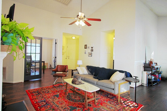 Building Photo - Stunning, Modern 2 Bed, 2 Bath with Office...