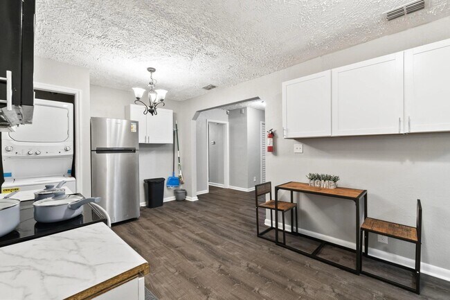 Foto del edificio - 4731 E Castlewood Dr