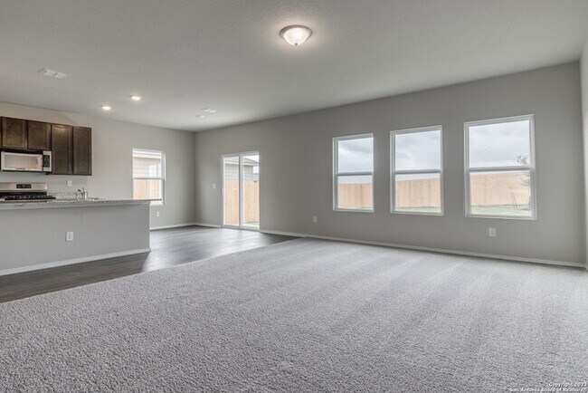 Foto del edificio - A charming 4 beds and 2.5 bath is now ready!
