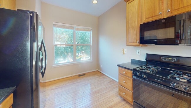 Foto del edificio - U Street Corridor Three Bedroom W/Garage P...