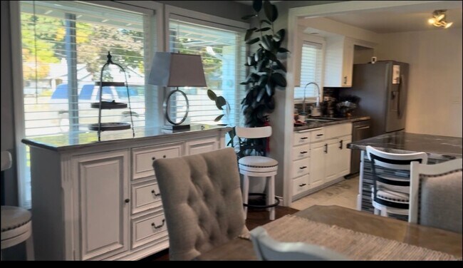 Foto del edificio - Spacious 4BD/4BA Home with Private Studio, located in the desirable Ferry St Bridge area!