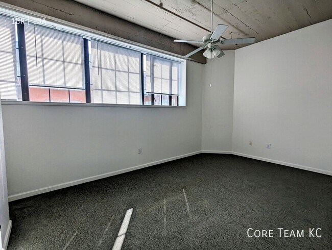 Foto del edificio - 320 W 7th St