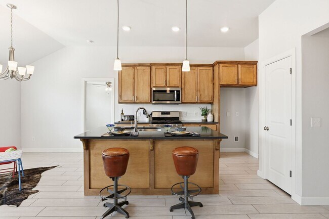 Building Photo - Adorable Yukon Home