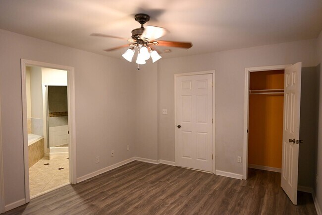 Foto del edificio - Stunning 3BR / 3BA Home on 2.48 Acres – Hillsborough, NC