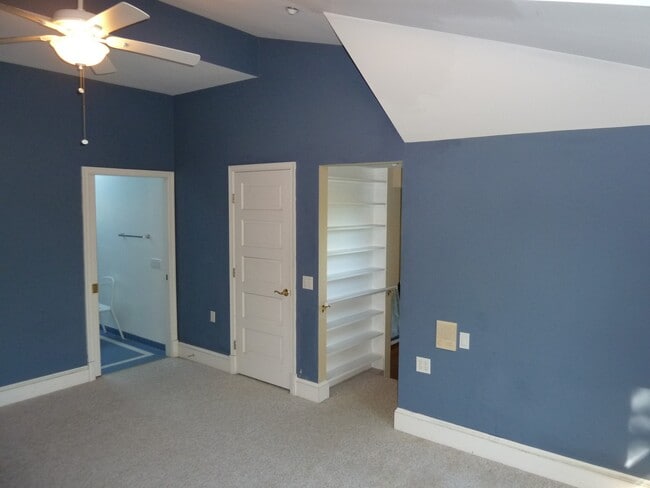 Sitting room looking NE - 812 N Ivy St