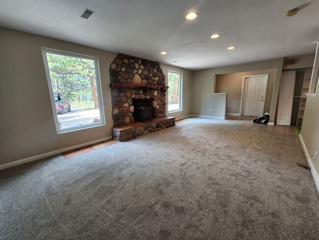 Building Photo - Charming 3 Bed, 2 Bath Home In Beautiful W...