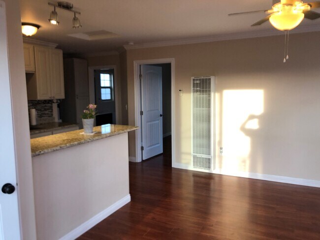 Sala de estar - 381 Elkwood Ave