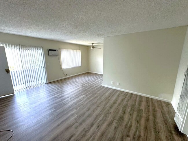 Building Photo - SPACIOUS 1 bedroom and 1 bathroom, move-in ready