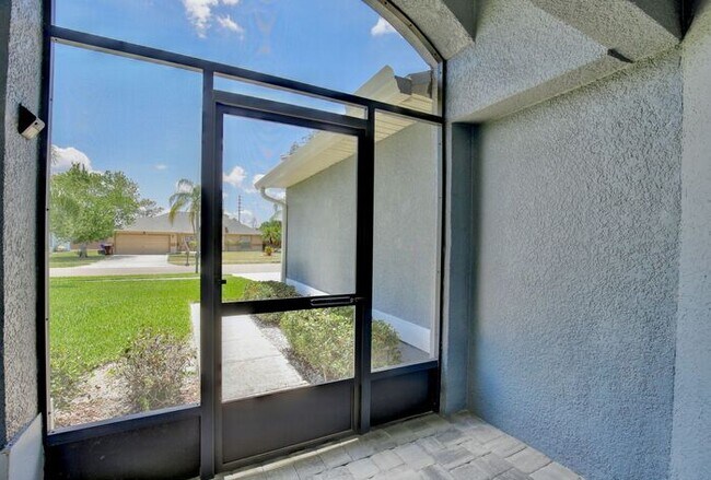 Foto del edificio - Beautiful 4/2 Pool Home with a Covered Pat...