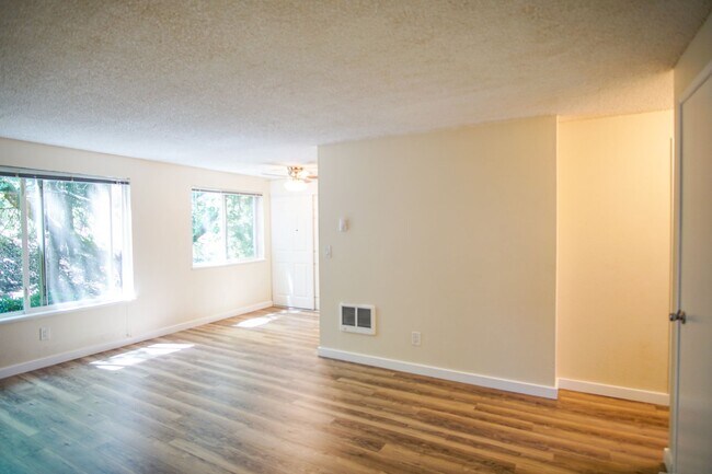 Foto del edificio - 2nd Floor 2 Bedroom with Parking, Dishwasher, & Pet-Friendly!