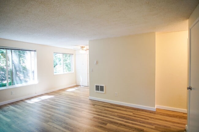 Photo - 2nd Floor 2 Bedroom with Parking, Dishwasher, & Pet-Friendly! Apartment