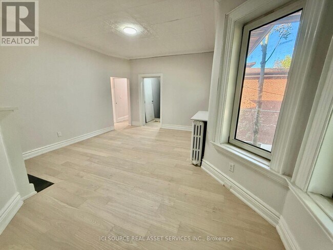 Photo du bâtiment - 2 Bellwoods Park