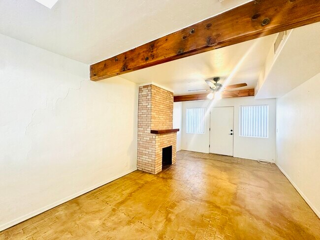 Foto del edificio - Unique Townhome with Open Layout! All Appl...