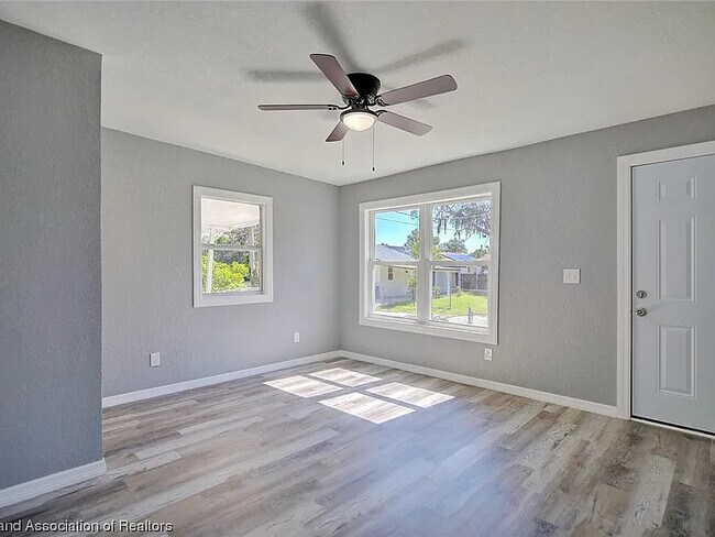 Foto del edificio - 1911 Roseland Ave