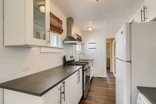Photo - Cozy & Charming 2br 1920s Bungalow for Ren... House