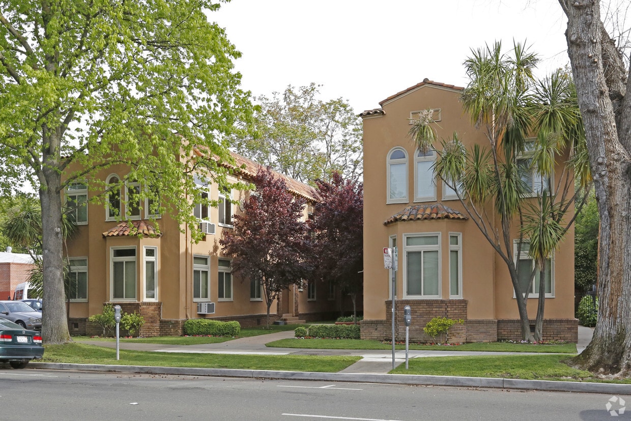Primary Photo - Courtyard Apartments