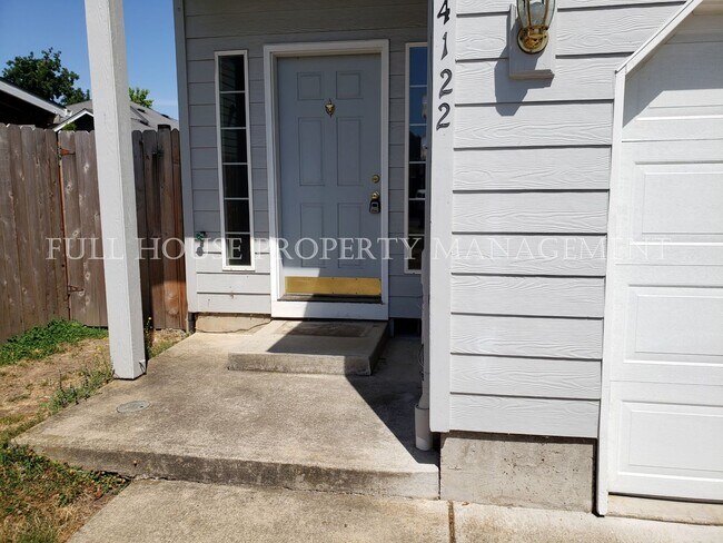 Building Photo - 4122 - 4124SouthE
