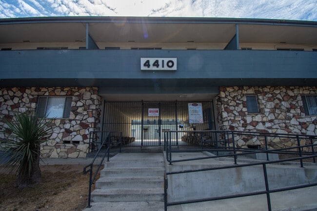 Foto del edificio - 4410 W Martin Luther King Jr Blvd